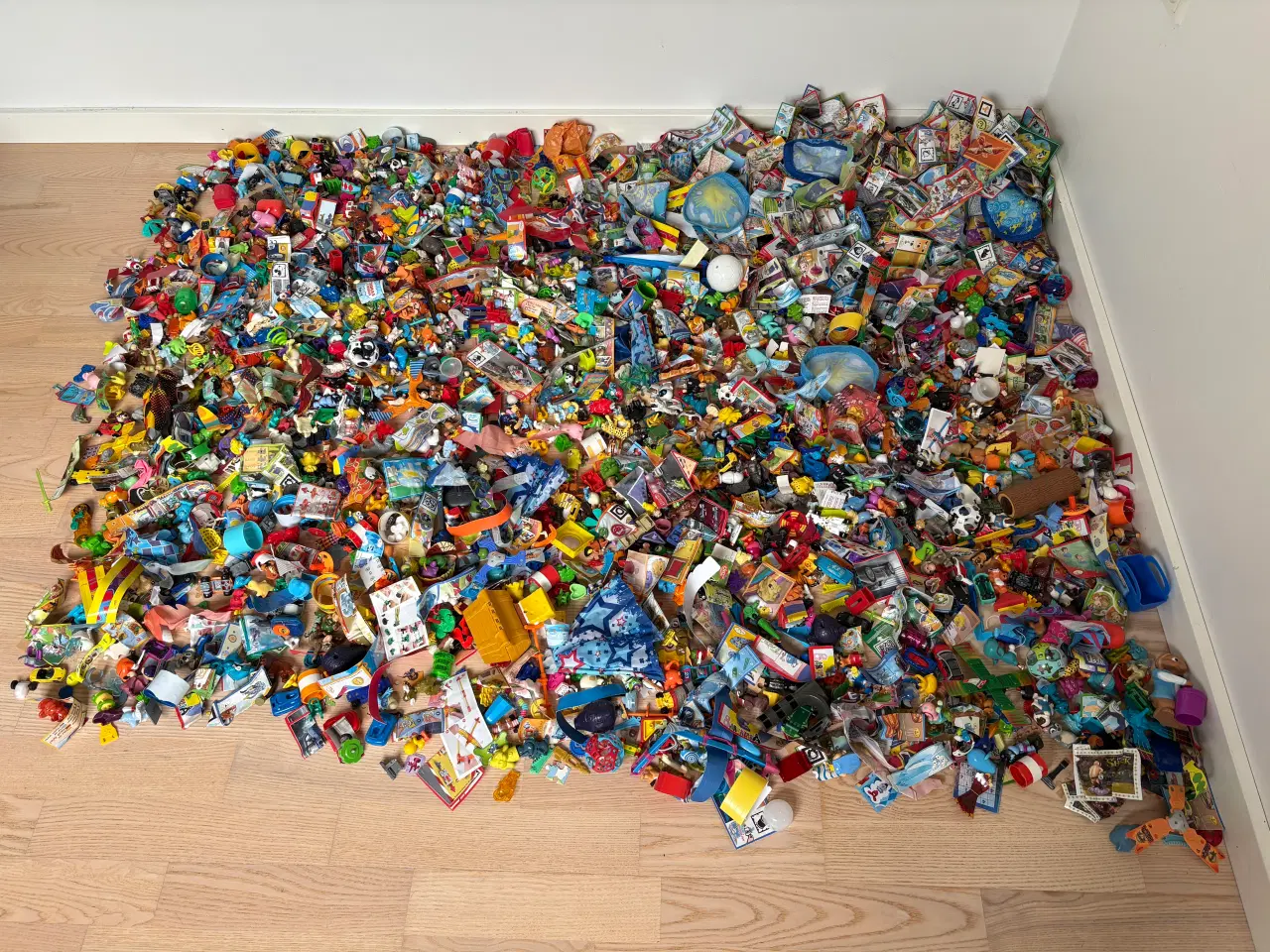 Billede 1 - Stor samling af Kinderæg – ca. 1000 stk (7kg)