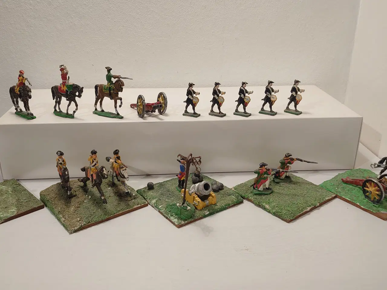 Billede 1 - Tinsoldater: 8 stk løse, kanon og 5 dioramaer.