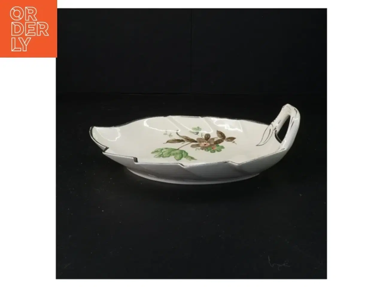 Billede 1 - Bladformet porcelænsfad fra Københavns Porcellains Maleri (str. 25 x 19 cm)