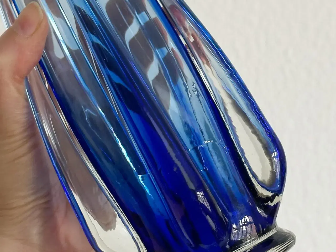 Billede 8 - Organisk glasvase m blå bund