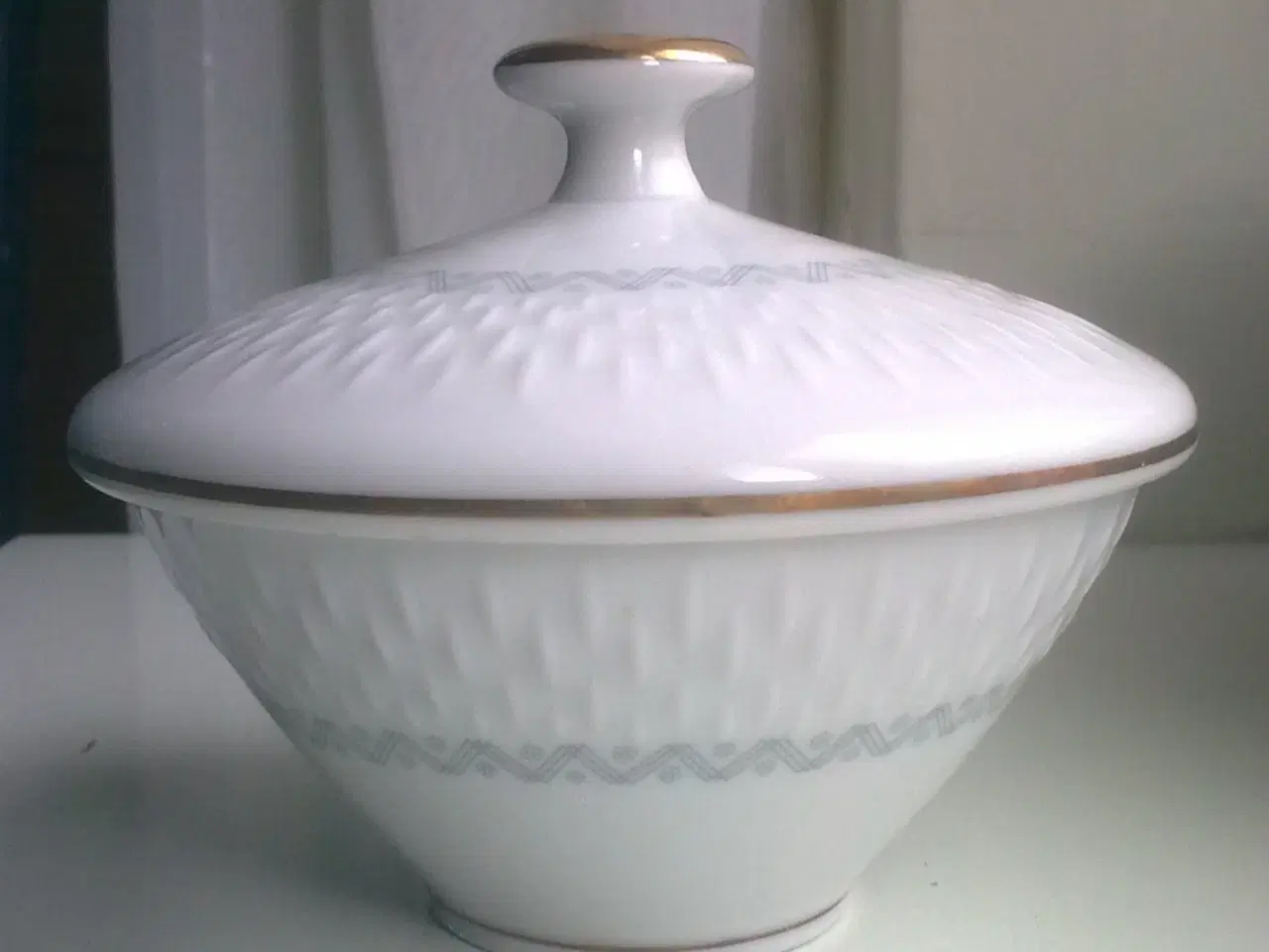 Billede 7 - Lågkrukke hvid relief grafisk dekor & guld