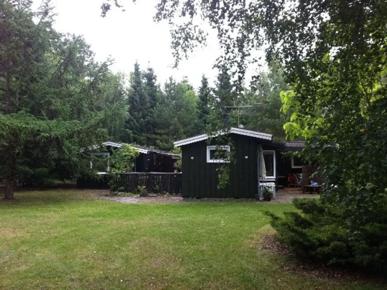 Billede 5 - Dejligt hus med god plads gr�s og h�je tr�er. Wifi, fri internet