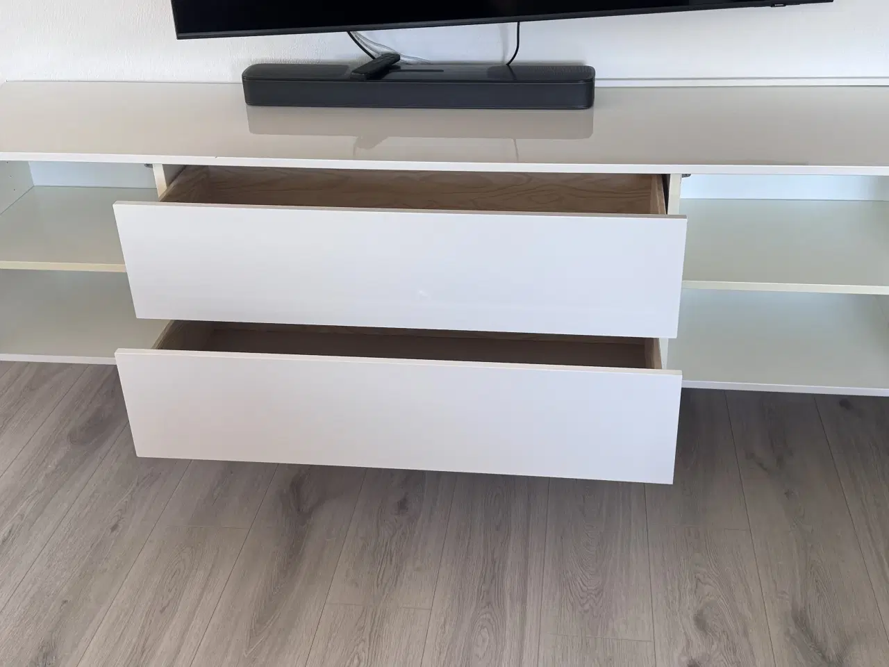 Billede 8 - Højglans hængeskænk – stilren (190 cm)