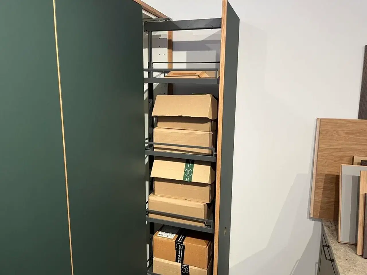 Billede 13 - Skab med Grønne låger