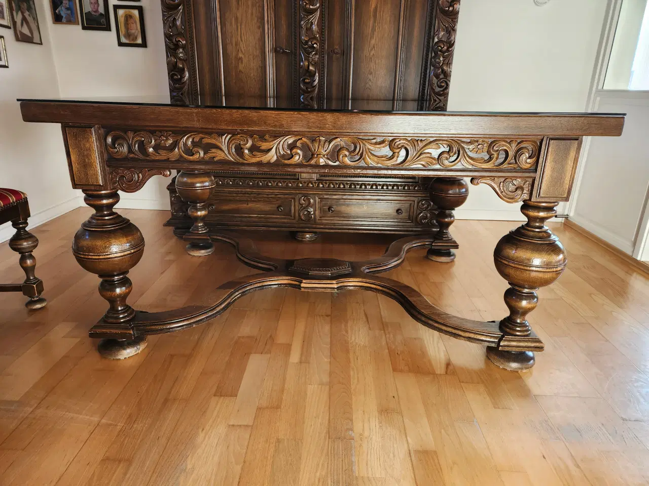 Billede 4 - Komplet spisestue i mørkbejdset eg.