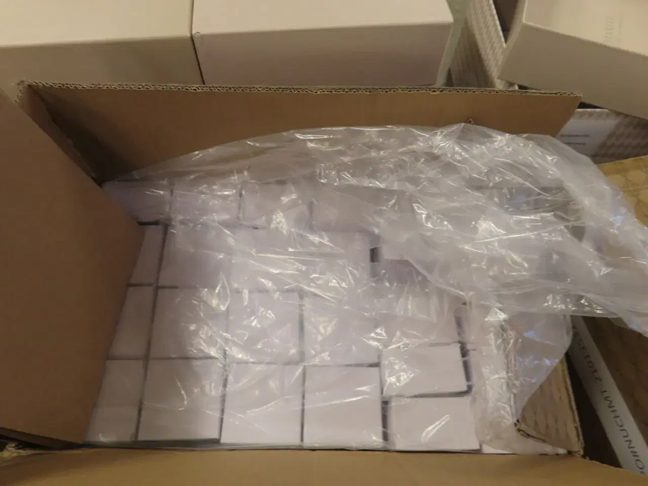 Billede 3 - kasse med oplader