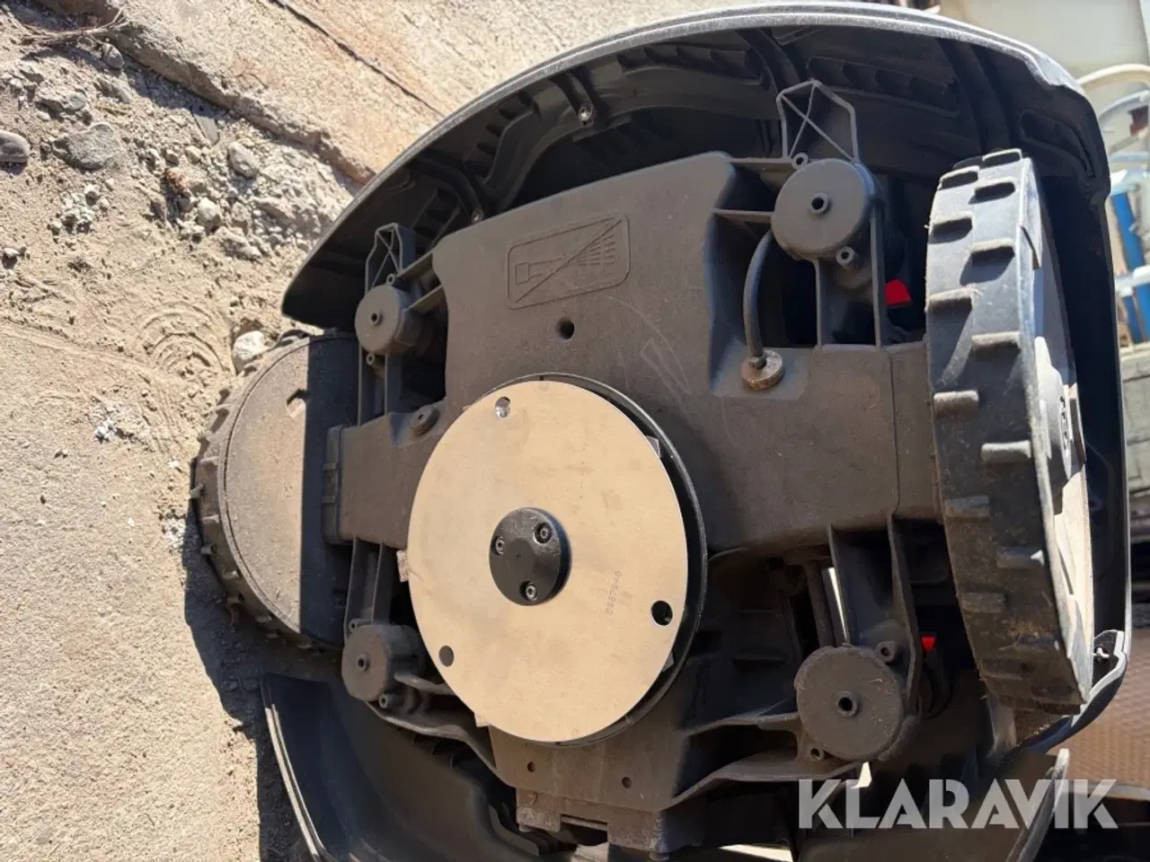 Billede 12 - Robot plæneklipper Husqvarna 535 knækstyret med ladestation