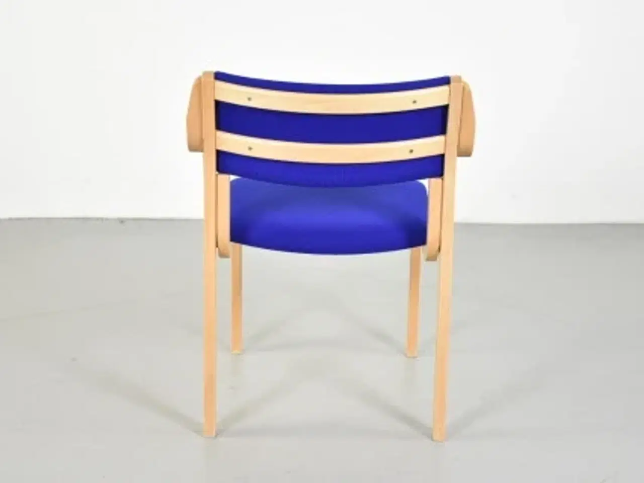 Billede 3 - Farstrup konference-/mødestol i bøg med mørkeblåt polster, med armlæn