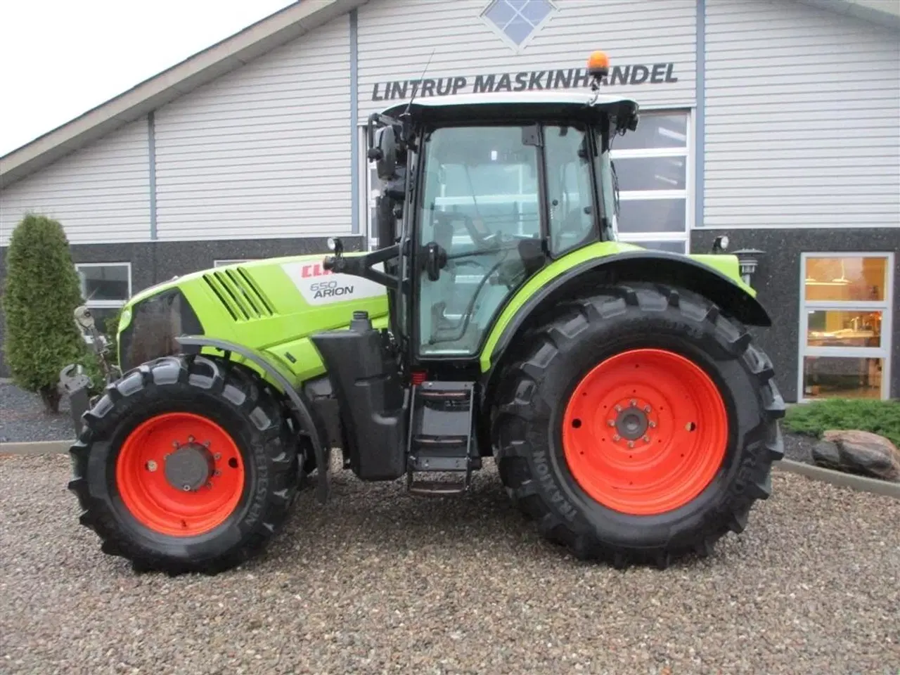 Billede 10 - CLAAS ARION 650 C-matic med frontlift, affjedret foraksel og affjedret kabine.