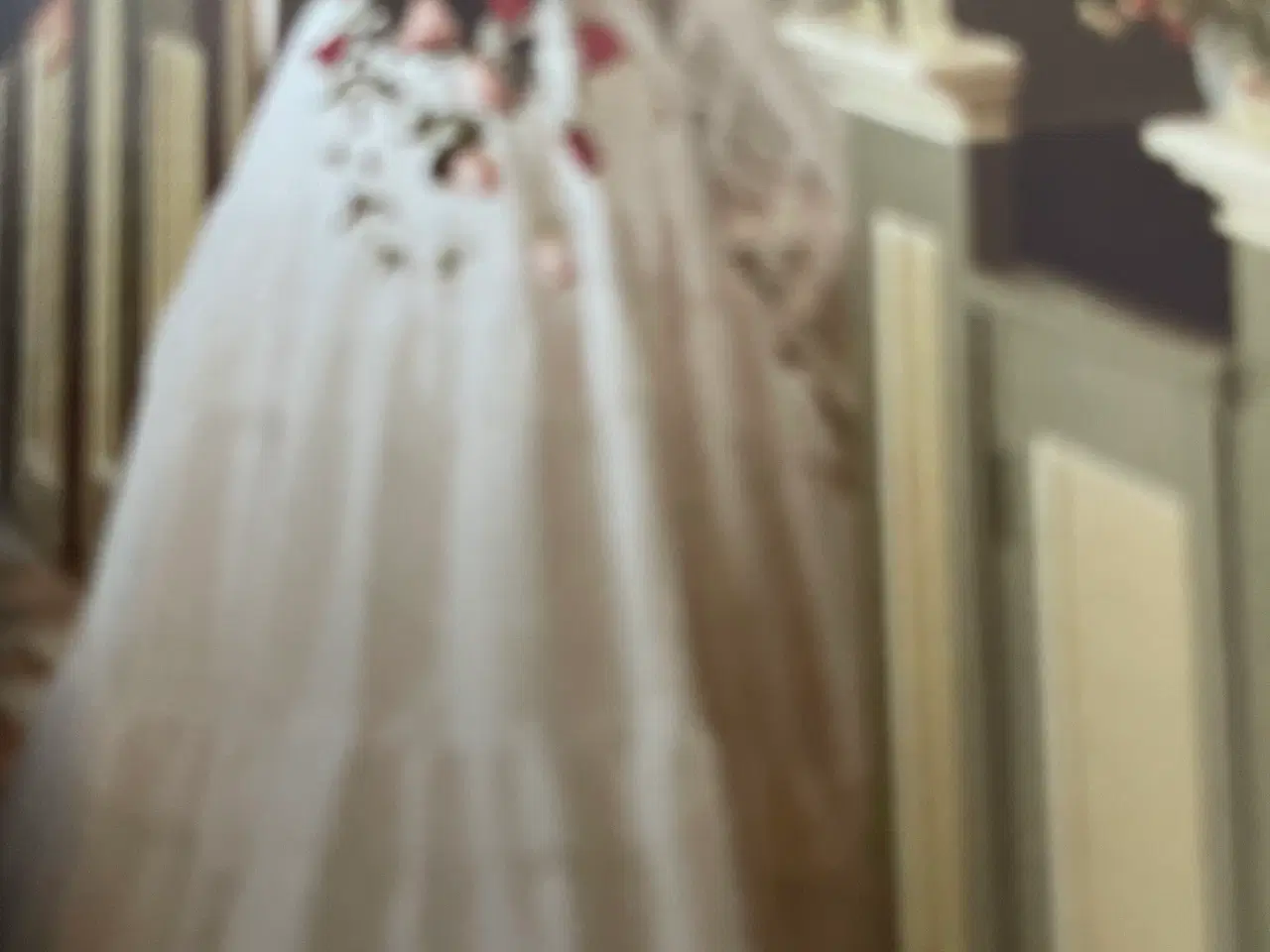 Billede 5 - Lilly brudekjole, str 38-40, skørt, slør