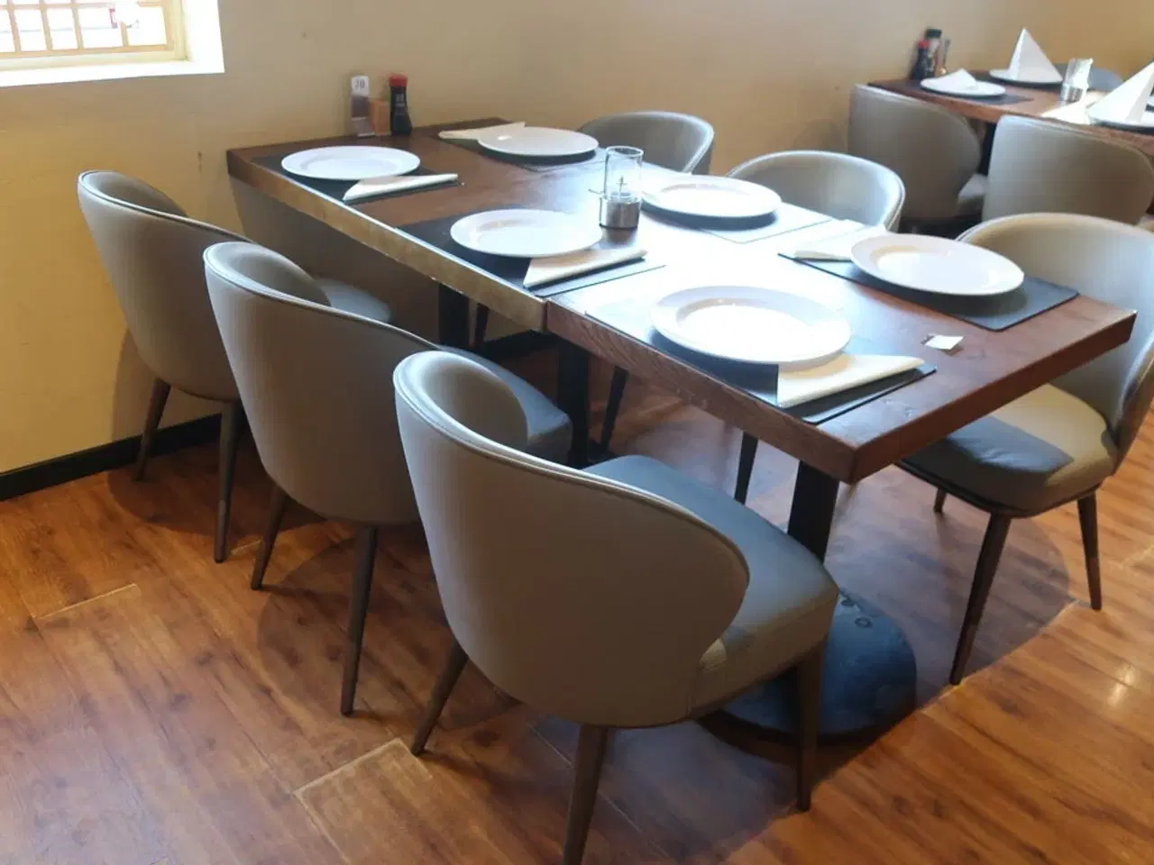 Billede 2 - 2 borde og 6 nye stole