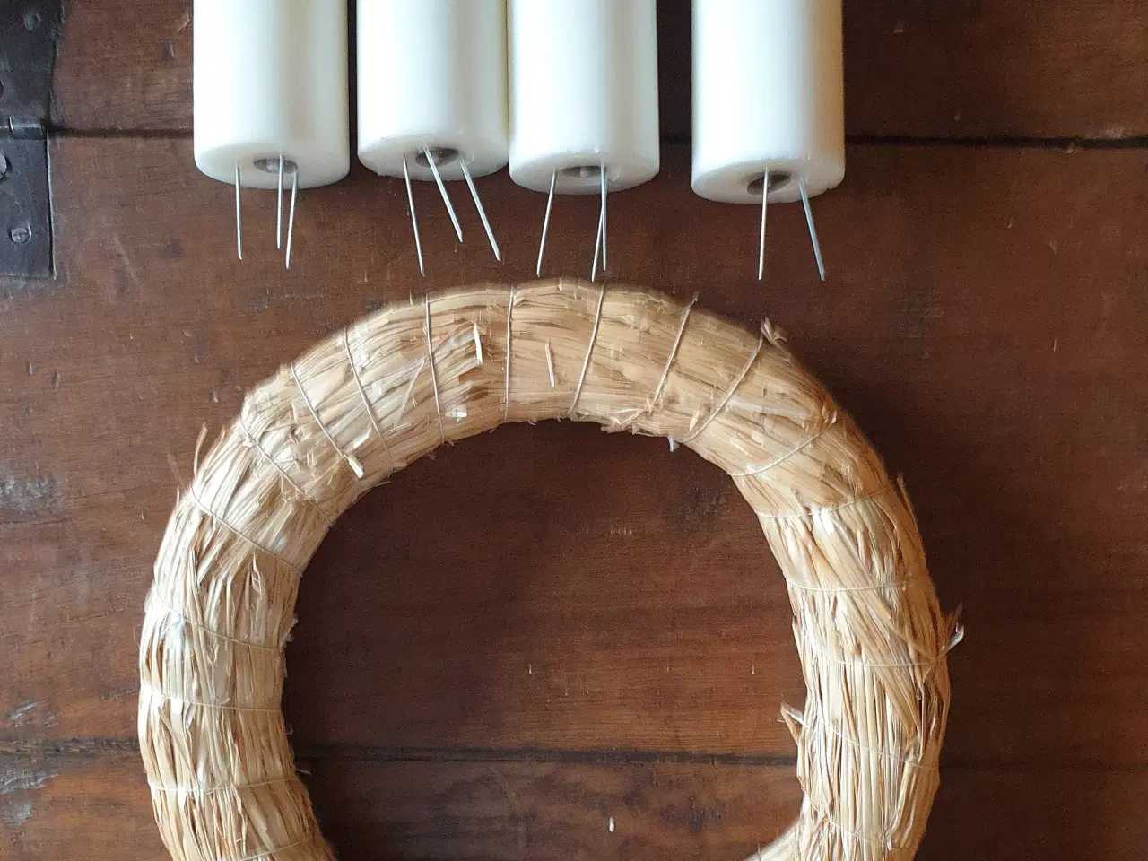 Billede 4 - DIY adventskrans. Her er krans og 4 hvide lys