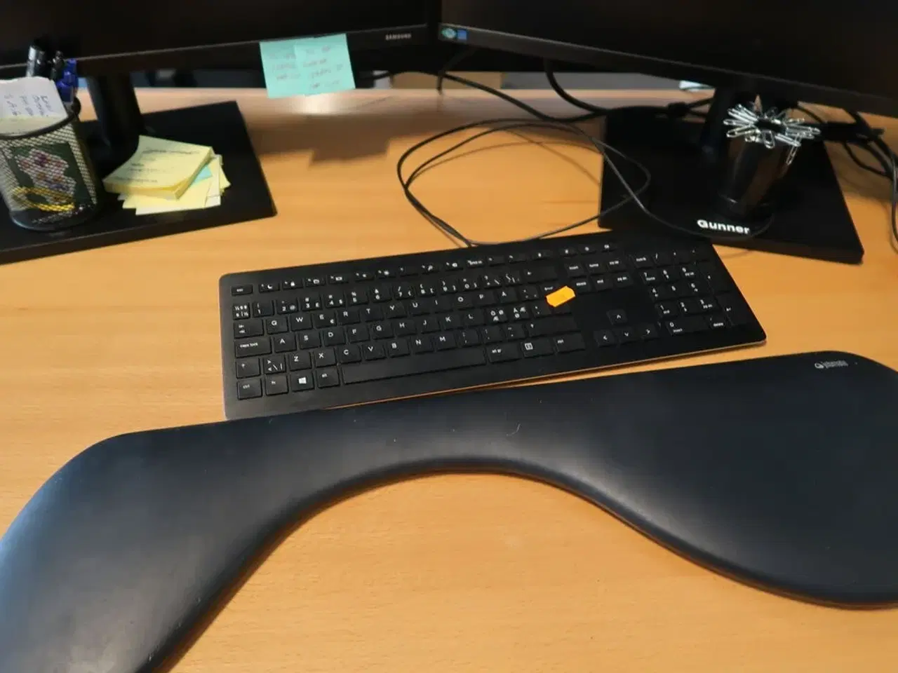 Billede 2 - 2 stk. computerskærme SAMSUNG F27T450FQR med tastatur