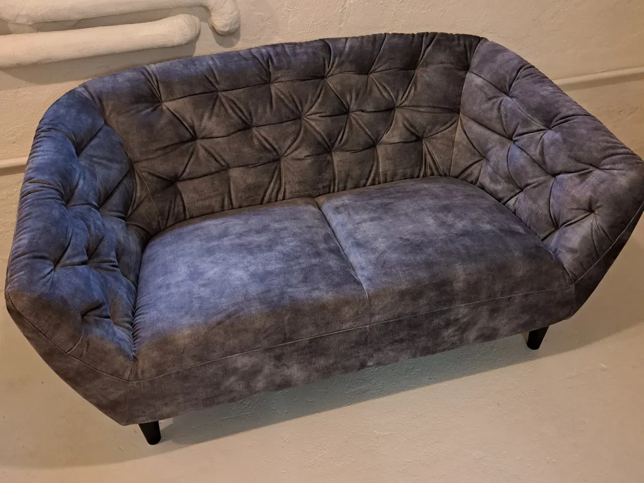 Billede 2 - RIA. 2 PERS. SOFA I VELOUR FRA ILVA.