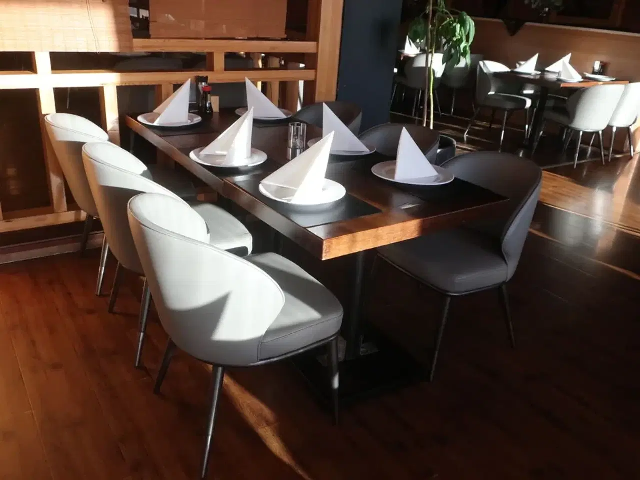 Billede 2 - 2 borde og 6 nye stole