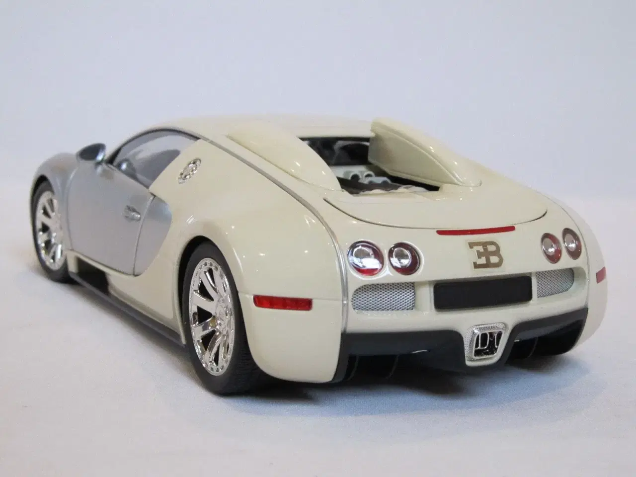 Billede 8 - 2009 Bugatti Veyron 1:18  Edition Centenaire  