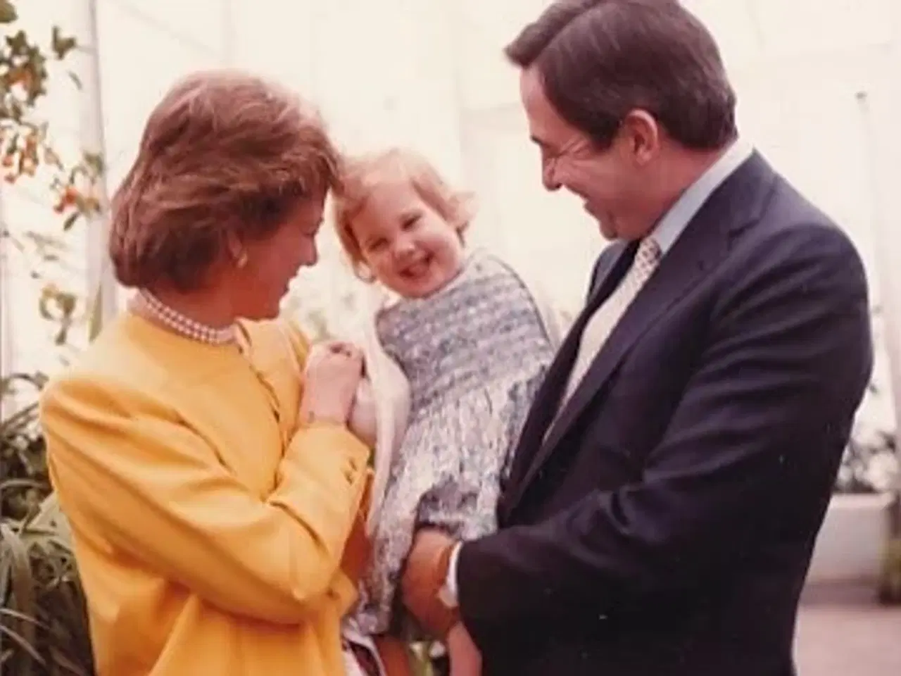 Billede 1 - Kong Konstantin  - Dronning Anne Marie - Prinsesse Alexia - Royale Pressefoto Elfelt 12 x 12 cm.