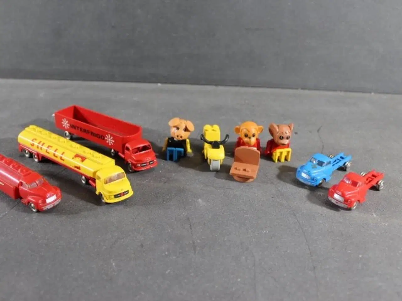 Billede 1 - Gl. Lego biler og figur. 
