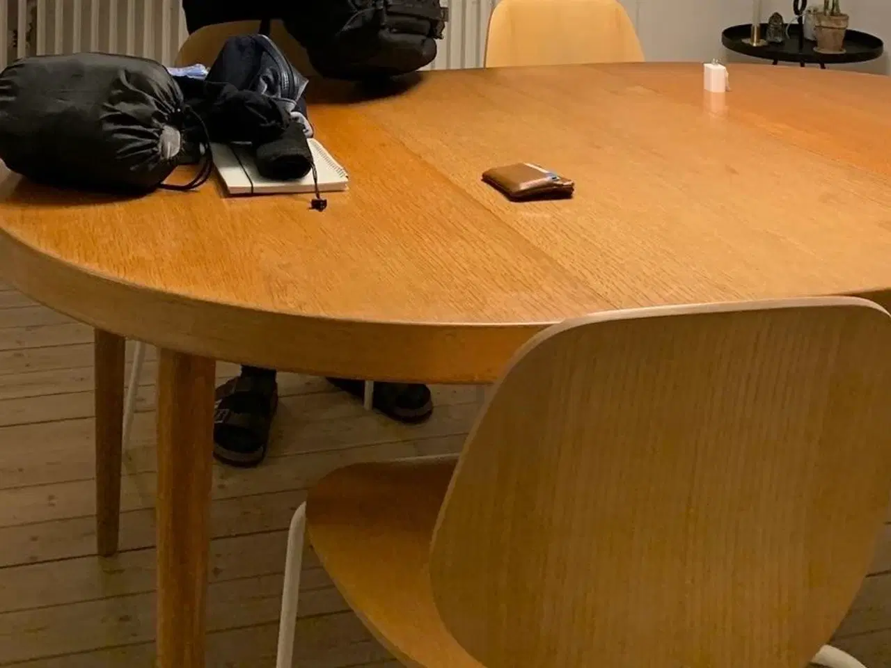 Billede 1 - Rundt spisebord med to tillægsplader 