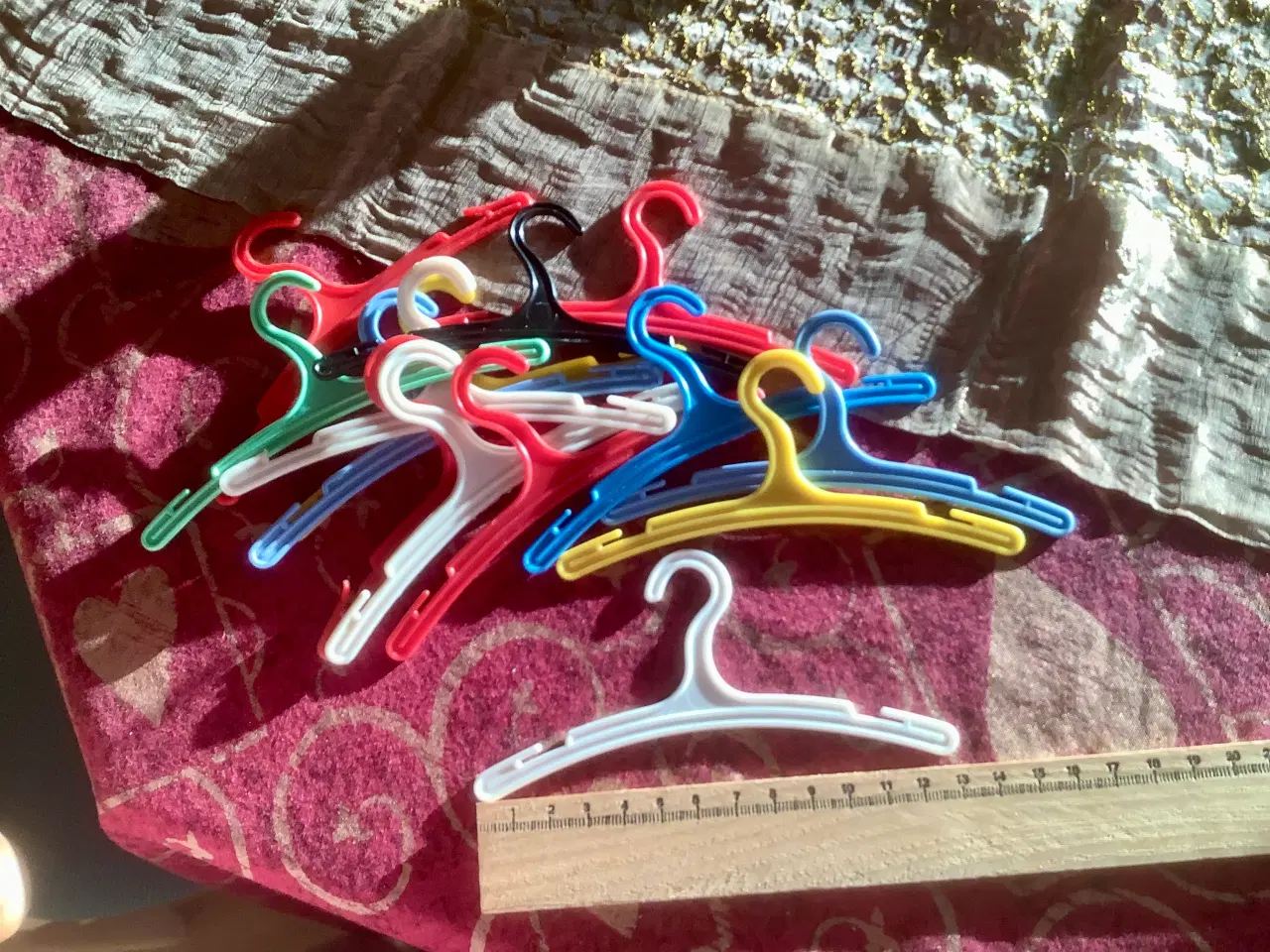 Billede 1 - Bøjler til dukketøj.