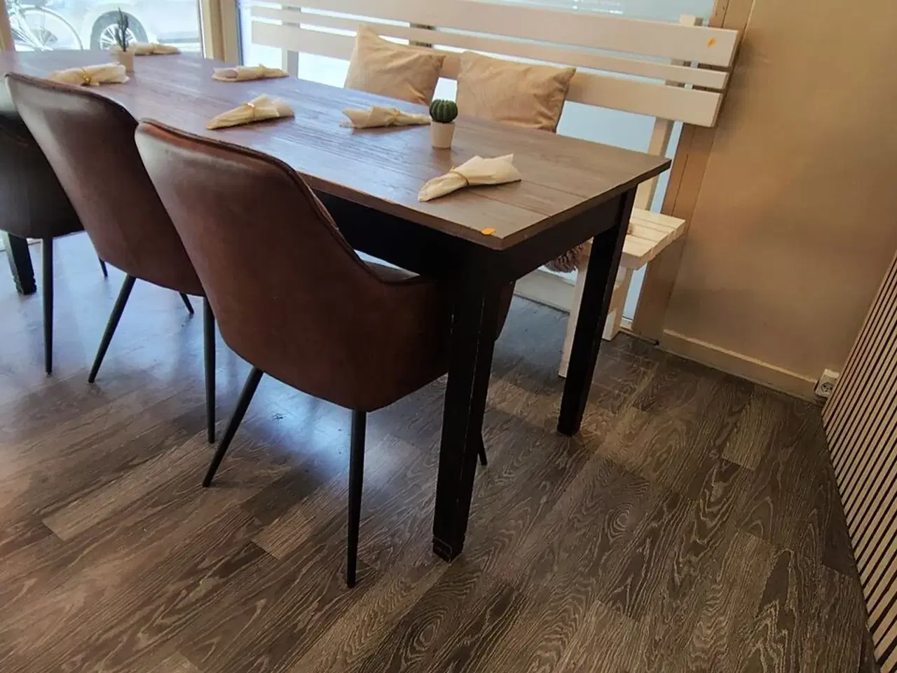 Billede 11 - Langt bord, hvid bænk og tre stole