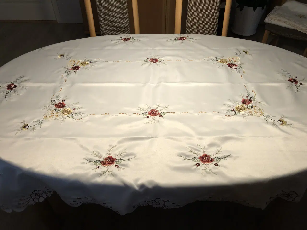 Billede 1 - Broderet dug