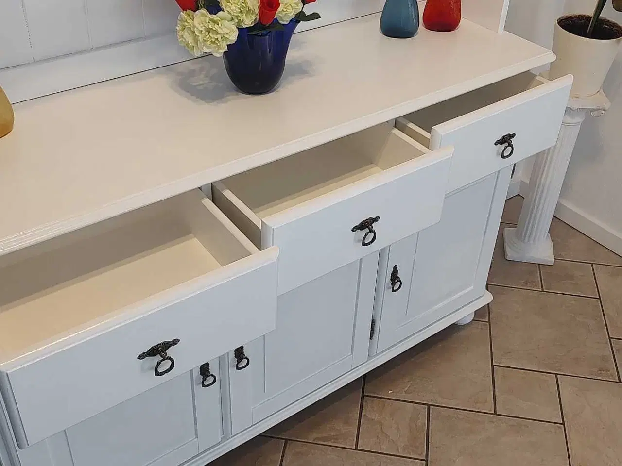 Billede 6 - Ny malet vitrineskab 