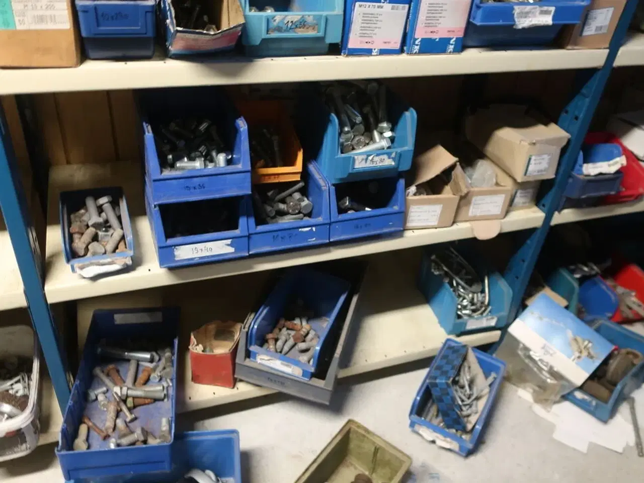 Billede 13 - 4 fag reoler inkl. indhold (se billeder)