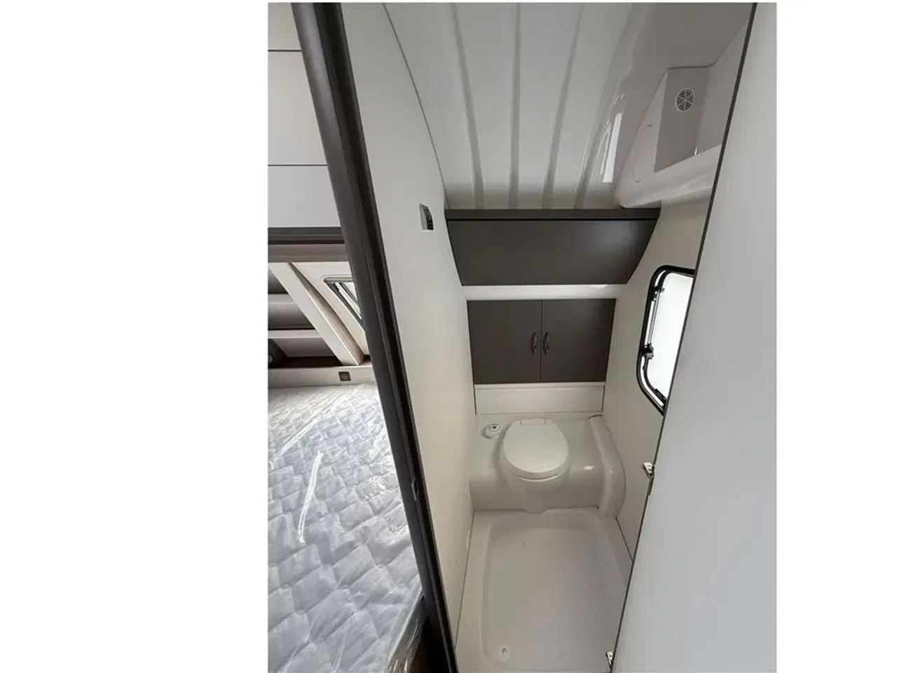 Billede 10 - 2024 - Hobby Excellent Edition 650 KMFe   Stor rummelig familievogn med 2 køjer fra Hinshøj Caravan