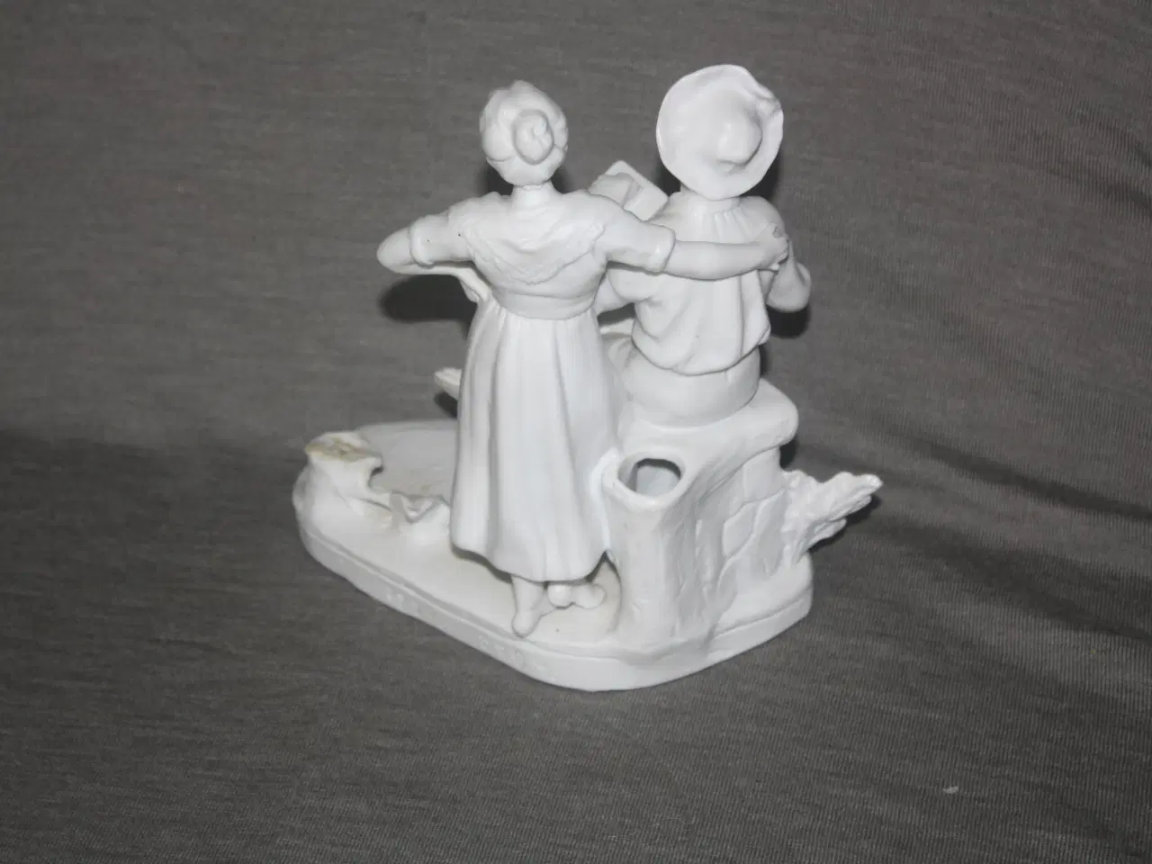 Billede 5 - Romantisk tysk bisquit figur med lille vase