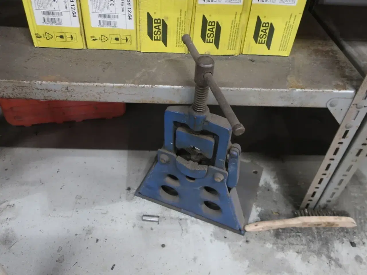 Billede 9 - 3 stk. lagerreoler med div. Værktøj, varelager, batterier m.m.