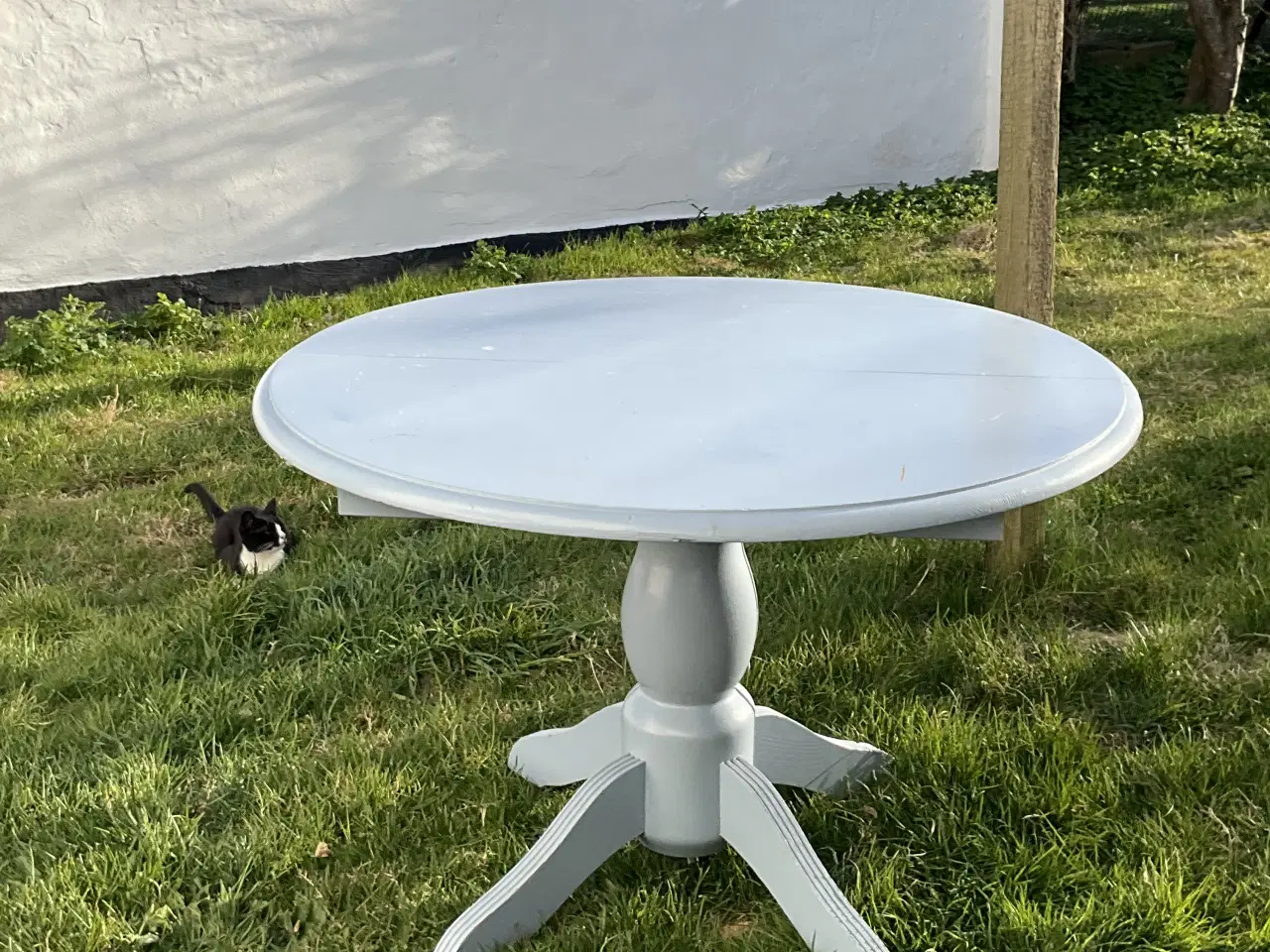 Billede 1 - Rundt Spisebord i malet fyrretræ m. Udtræk