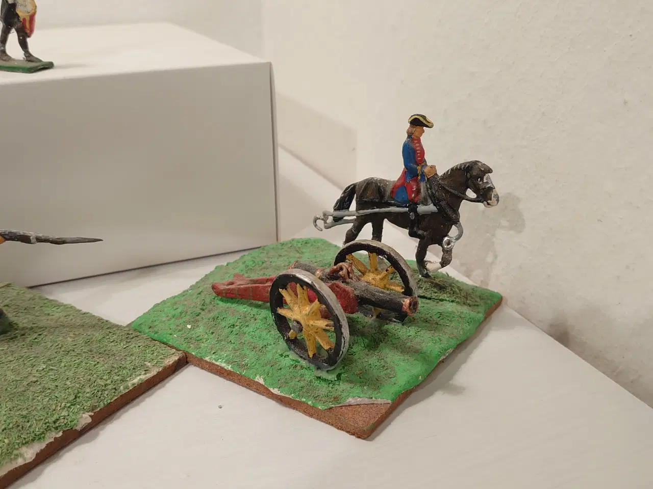 Billede 6 - Tinsoldater: 8 stk løse, kanon og 5 dioramaer.