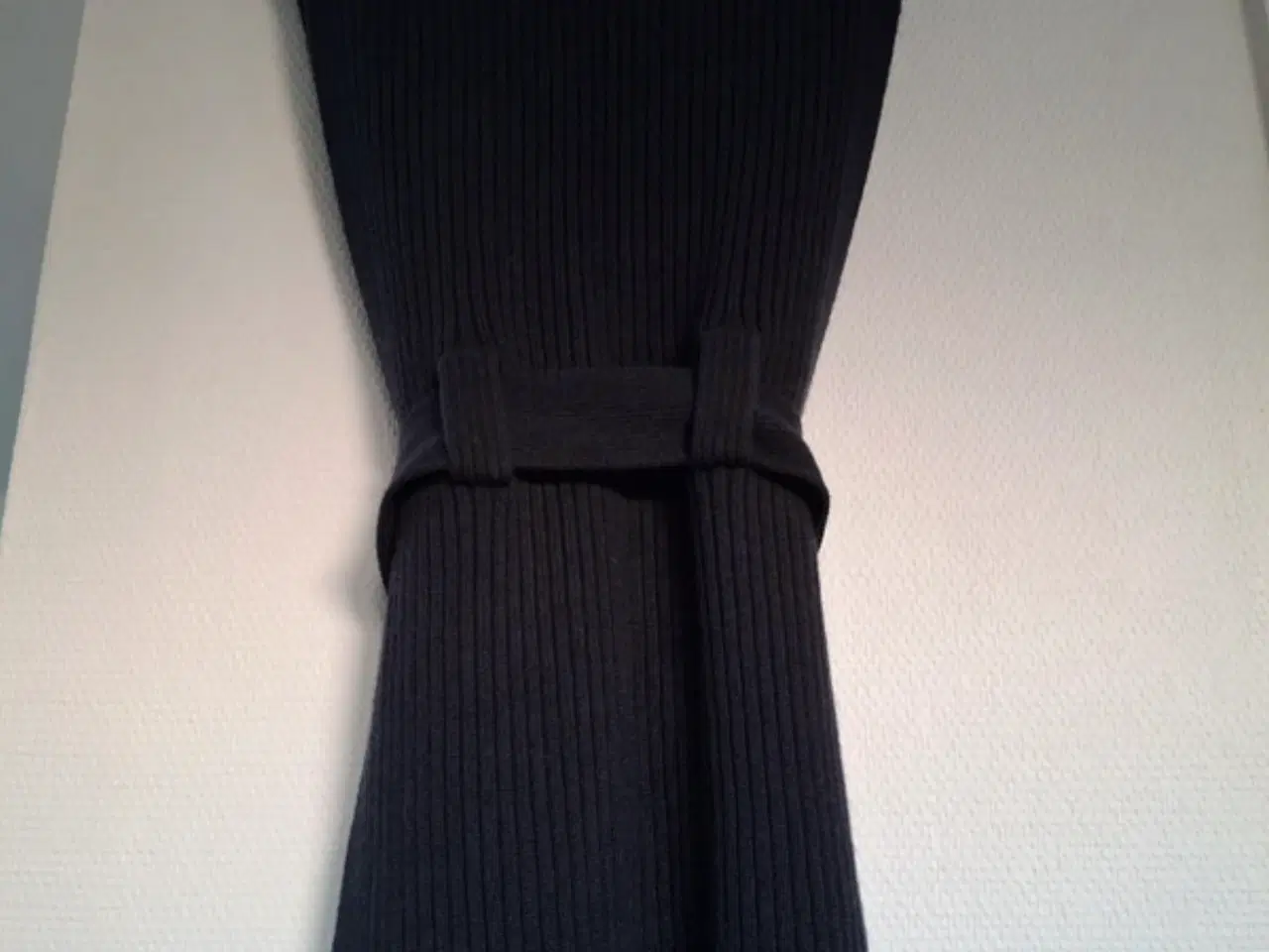 Billede 1 - Cos marineblå wool strik vest m bælte