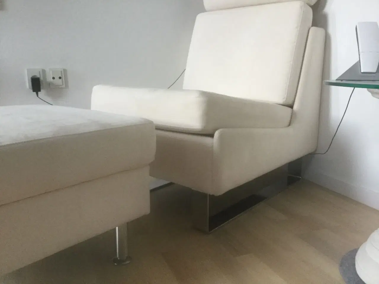 Billede 1 - 2 stk. Lænestol, nakkepølle og skammel.