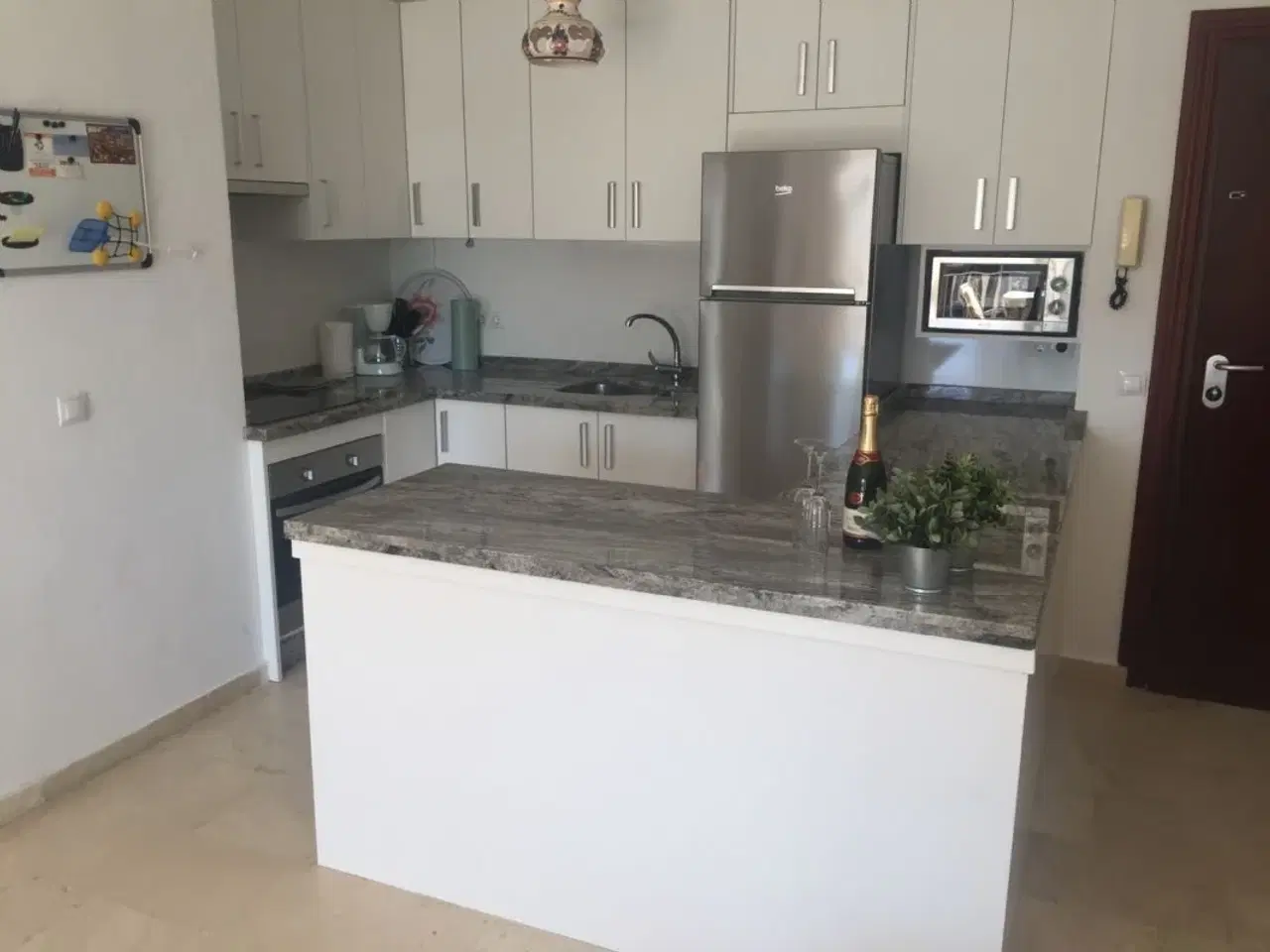 Billede 4 - Malaga - Fuengirola, 2-v�relses lejlighed 70 kvm til max. 4 personer, 16 kvm altan,
Fuengirola / Los Bolices. 2-v�relses lejlighed med udsigt til vand og have med 3 pools.
70 kvm, ny renoveret lejlighed fordelt p� 1 stor sovev�relse og oprednin