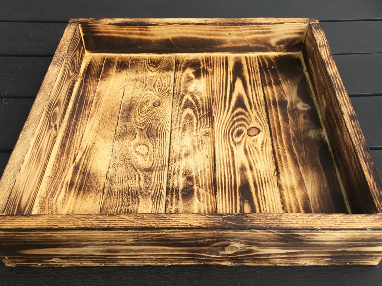 Billede 2 - Overflade brændt bakke i genbrugstræ 39,2 x 40,2