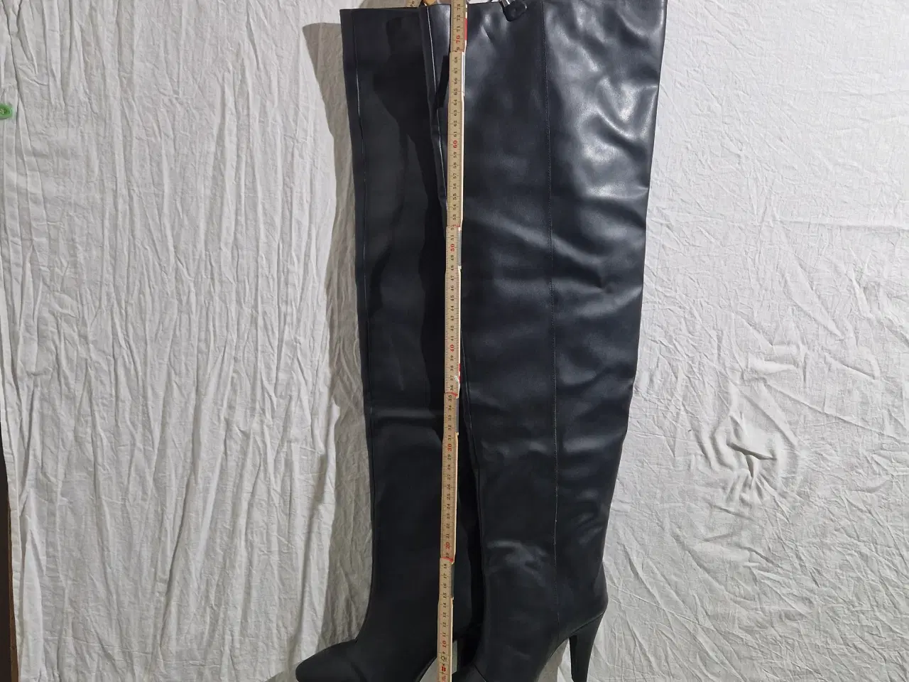 Billede 2 - H&M Støvler, Sort, EUR 37,High knee Boots