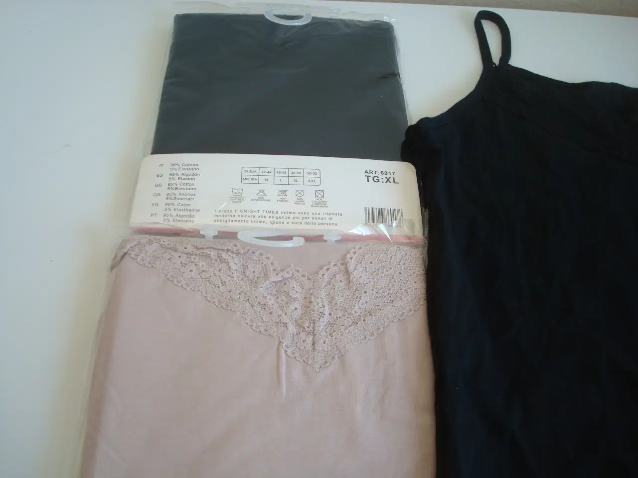 Billede 1 - NYE Undertrøjer/toppe XL med blonde i halsen og