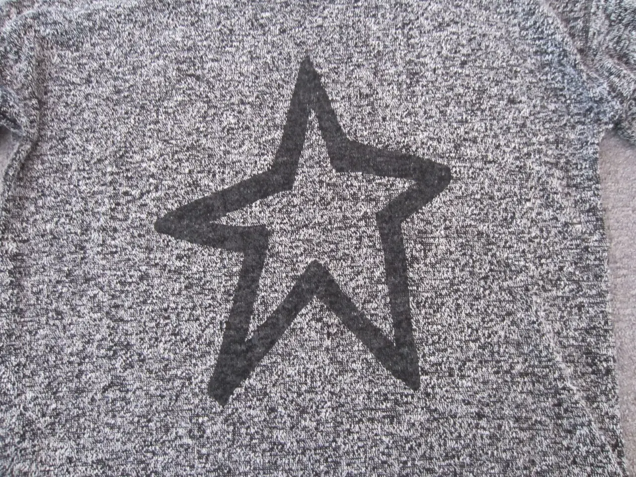 Billede 3 - Grå bluse - trøje med stjerne i str. 170