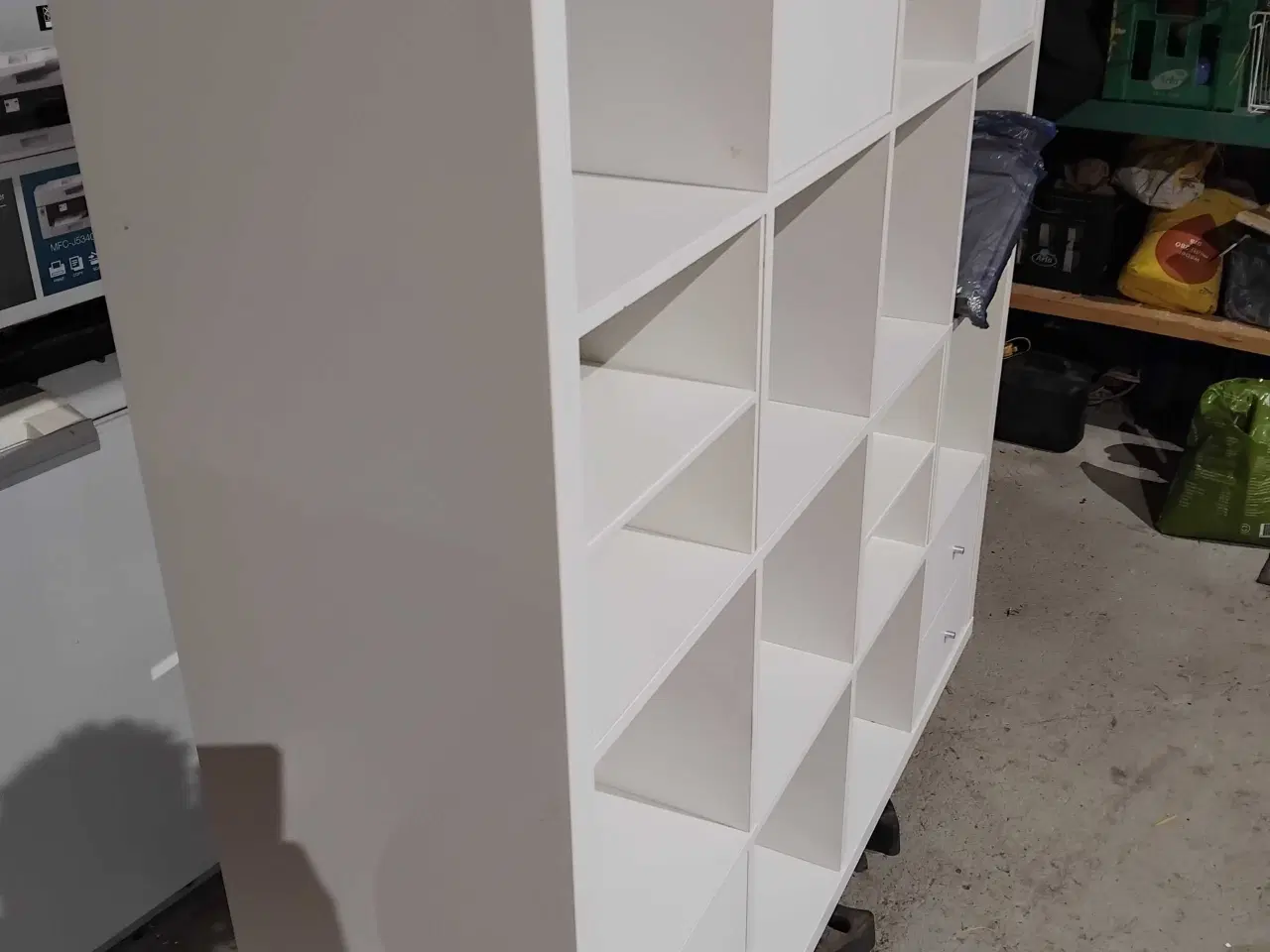 Billede 4 - Rumdeler,med skuffer og skabe