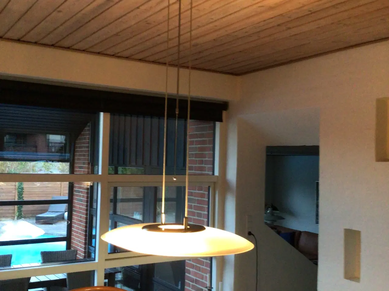 Billede 3 - Spisebord med 6 stole og lampe