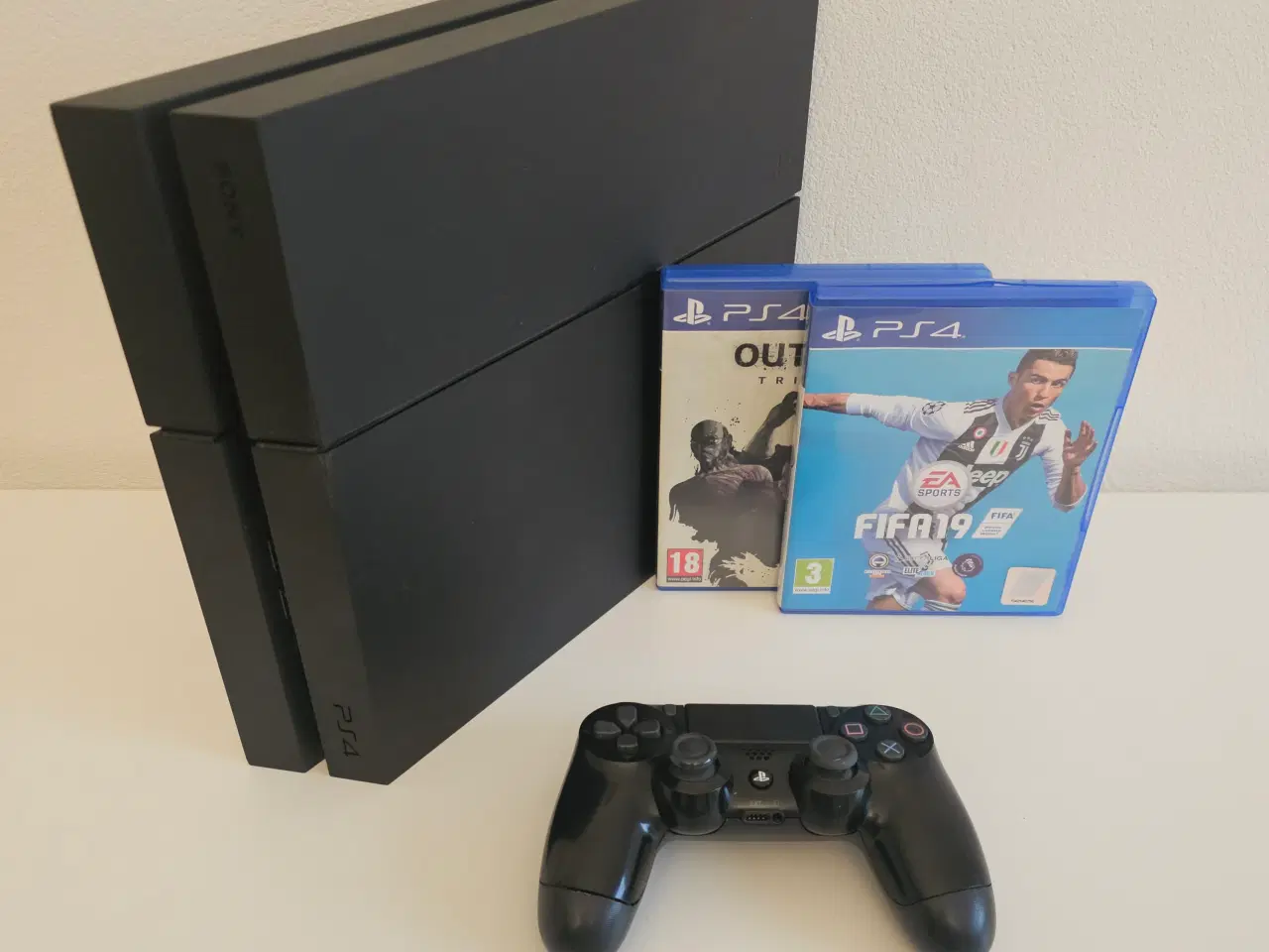 Billede 1 - PlayStation 4 500GB + Fifa 19 og Outlast Trinity