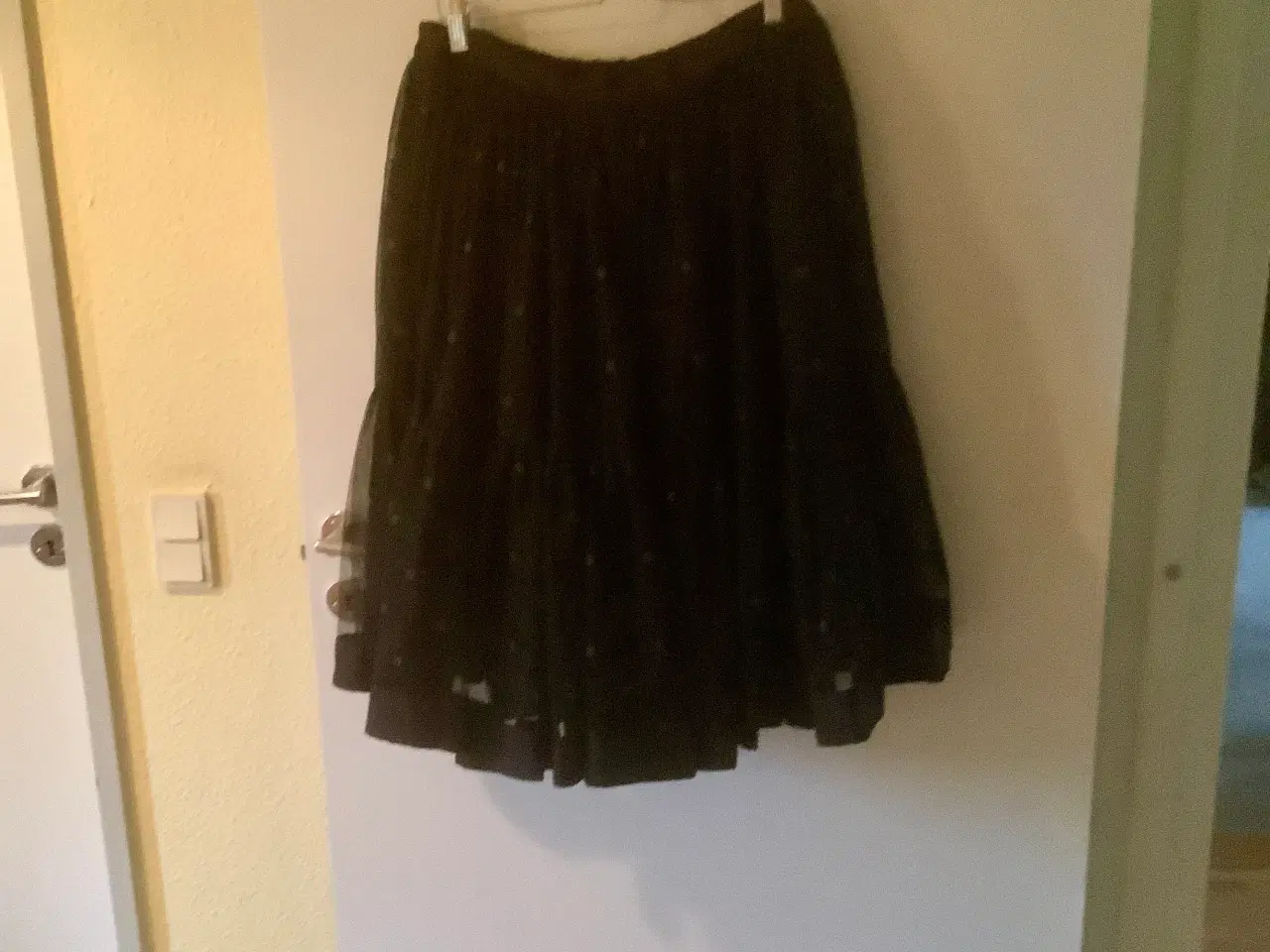 Billede 1 - Sort tyl nederdel.