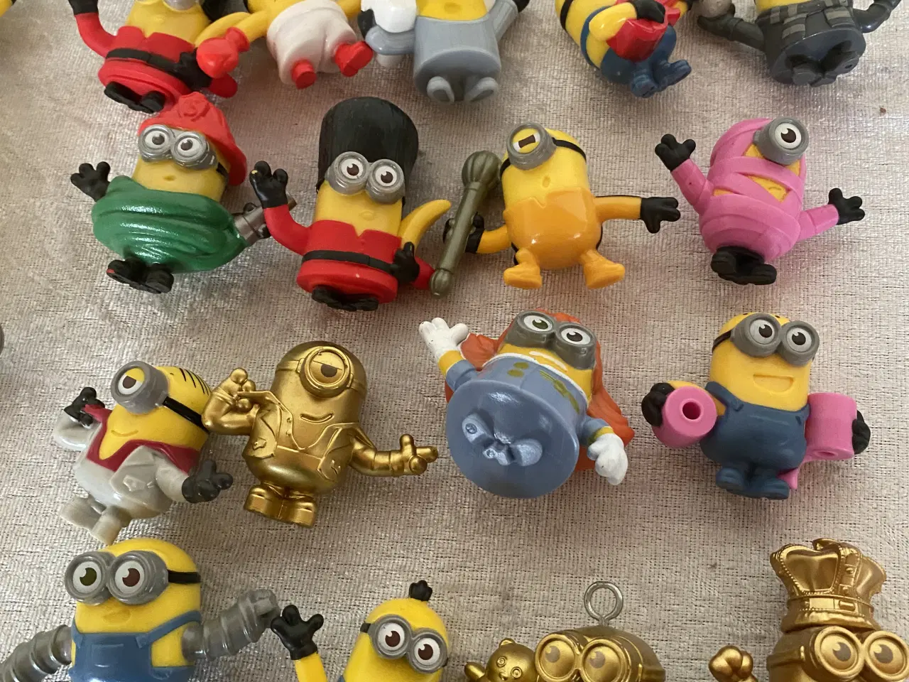 Billede 4 - Minions små figurer samling, 58 stk
