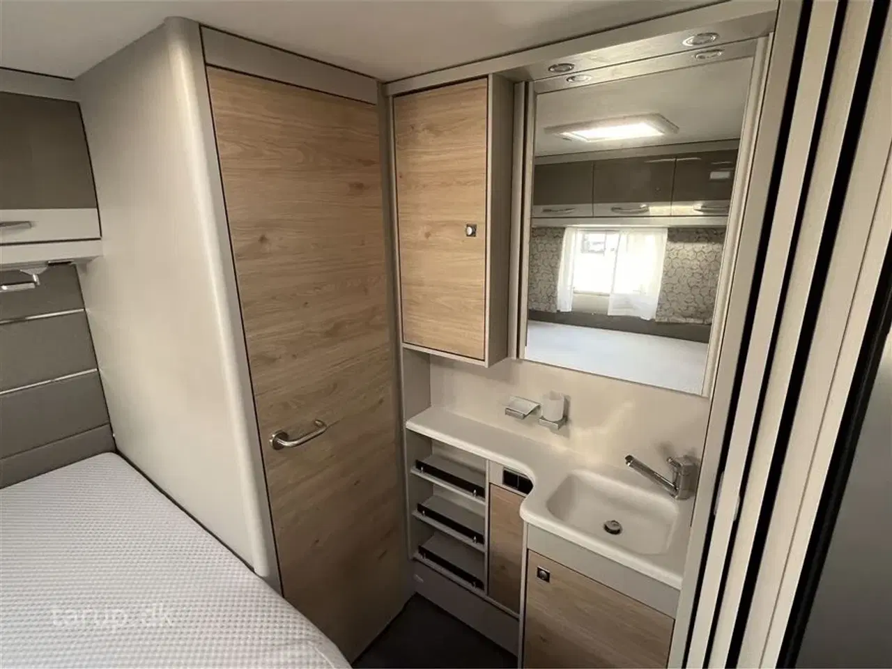 Billede 17 - 2020 - Dethleffs Nomad Snow 590 RF   Fortelt: Isabella Commodore, mover, ALDE centralvarme, vandbåren gulvvarme, rundsiddegruppe, tv-antenne, stort 140 l. køleskab m/ fryser,