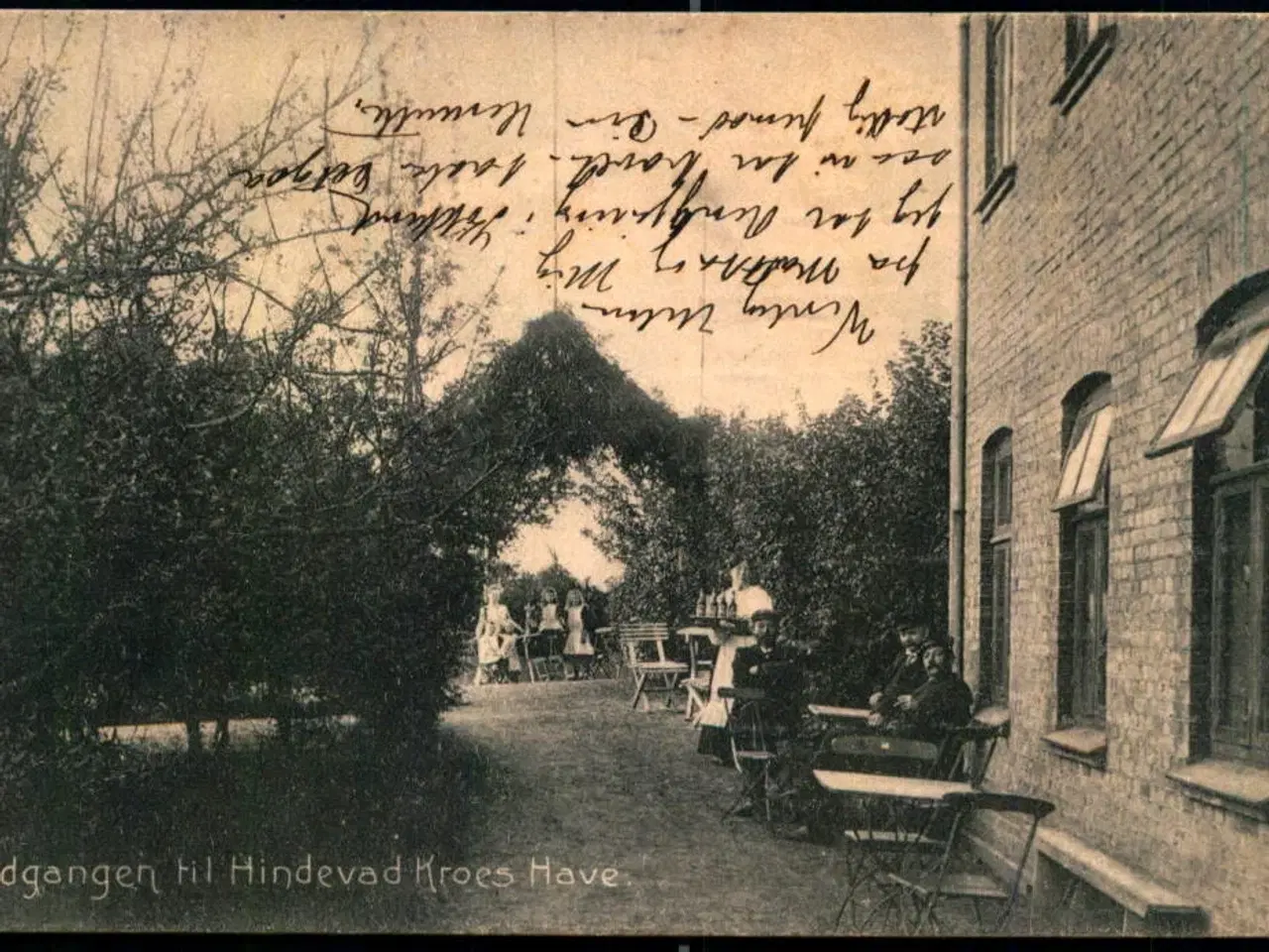 Billede 1 - Indgangen til Hindevad Kroes Have - D.H. Schmidt 14687 - Brugt