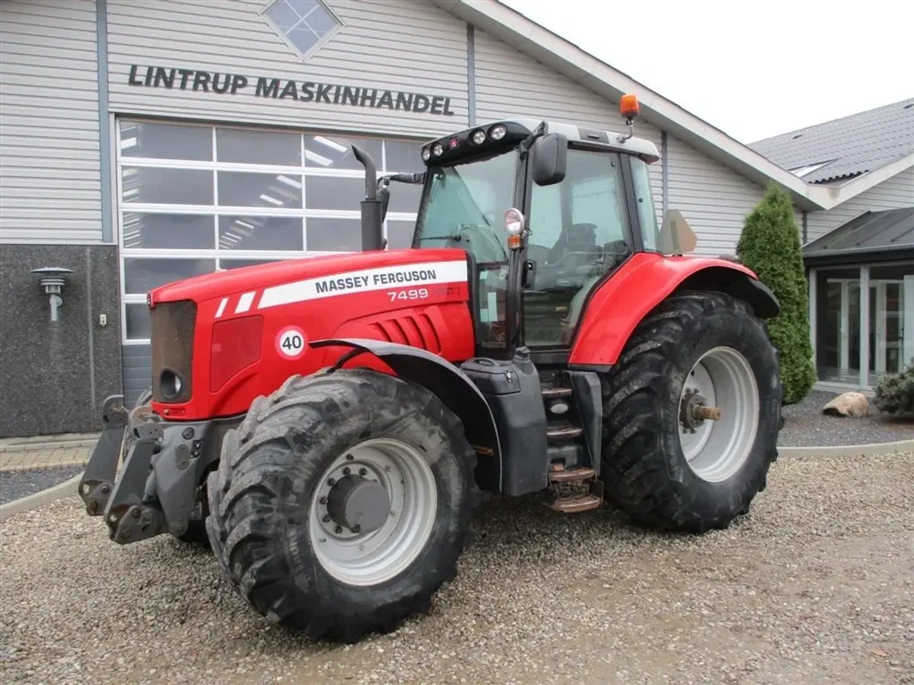 Billede 8 - Massey Ferguson 7499 Dyna VT med 4stk fabriksnye dæk til. Den er med frontlift, affejederet foraksel og affejederet kabine på