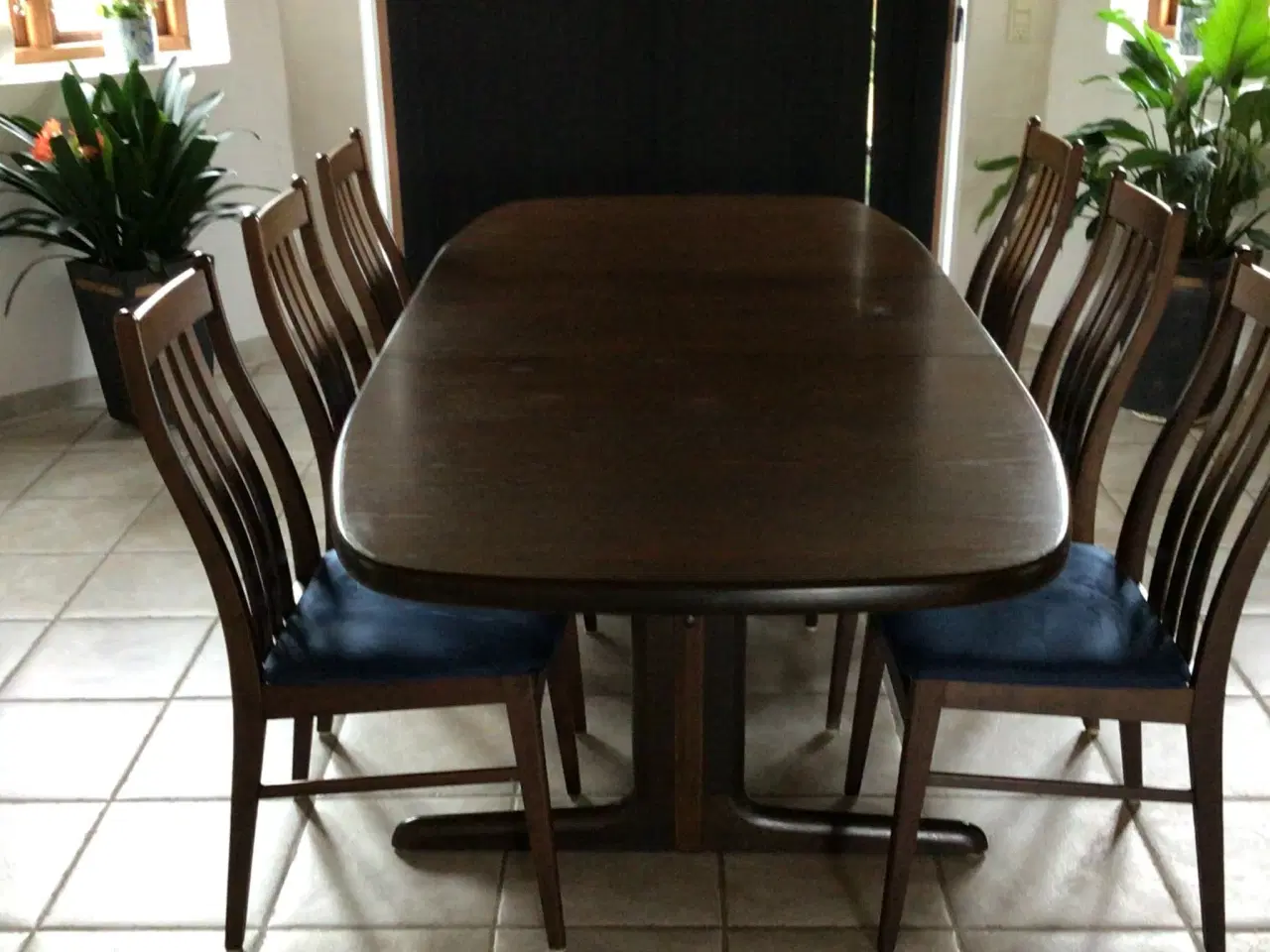 Billede 1 - Spisebord med 8 stole.