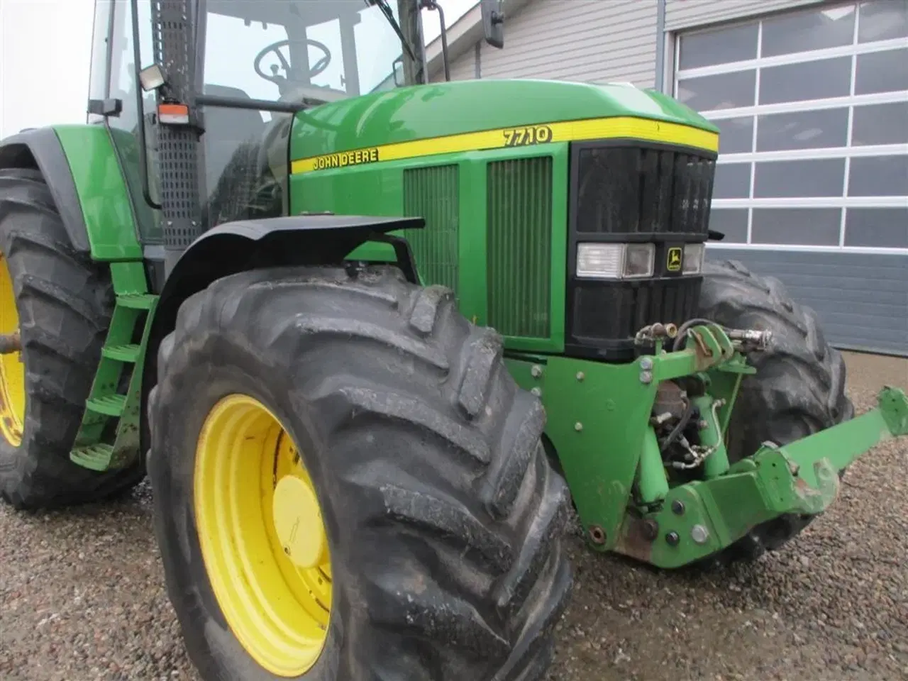 Billede 18 - John Deere 7710 8.1L motor, store hjul og frontlift. En ejeres velholdt gård traktor.